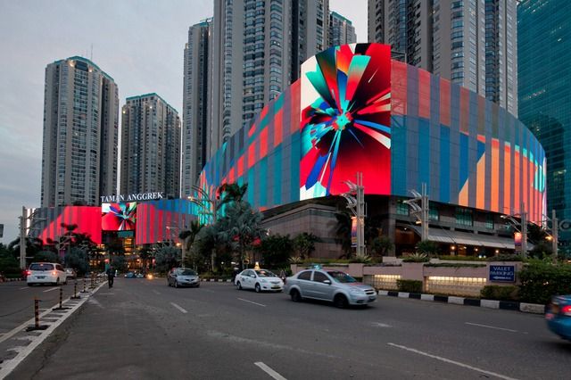 شاشات عملاقة في الصين تذهل المارة