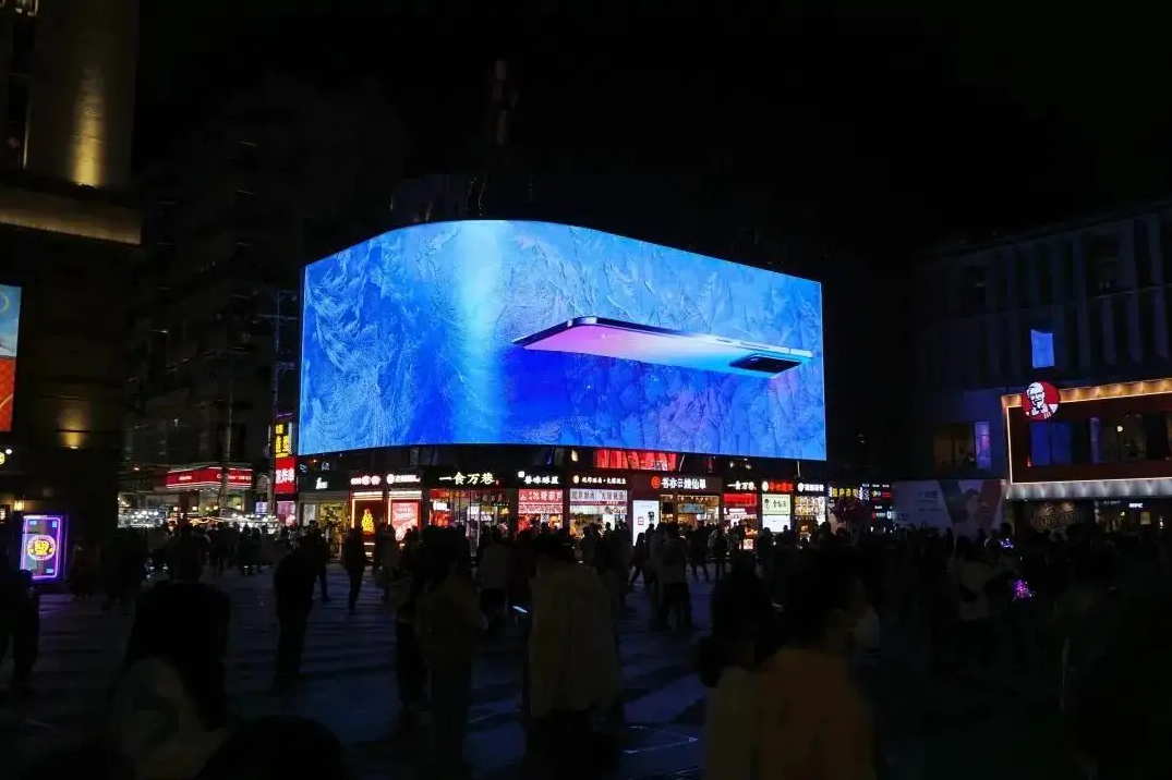 شاشات عملاقة في الصين تذهل المارة