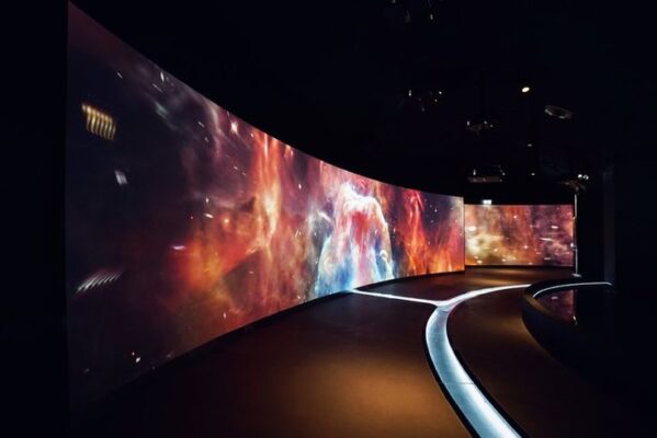 شاشة LED منحنية